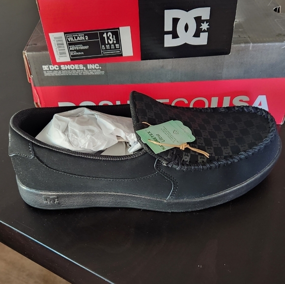 DC Men's Villain Slip-ons - Picture 2 of 4